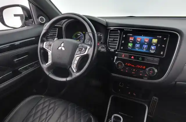 Harmaa Maastoauto, Mitsubishi Outlander PHEV – YKS-320