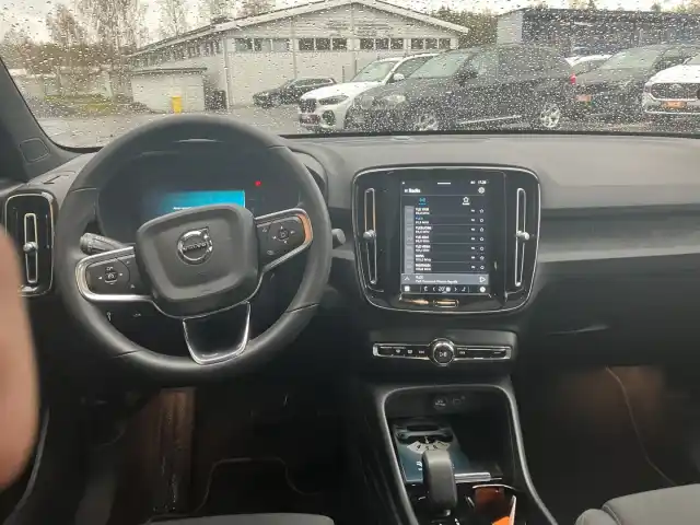 Sininen Maastoauto, Volvo C40 – YKS-713