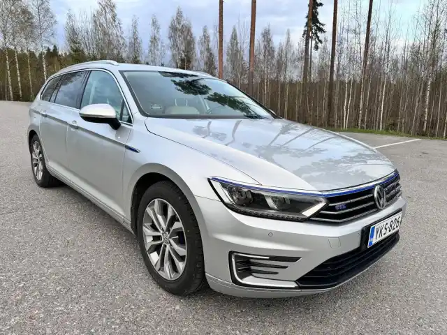 Harmaa Farmari, Volkswagen Passat – YKS-826