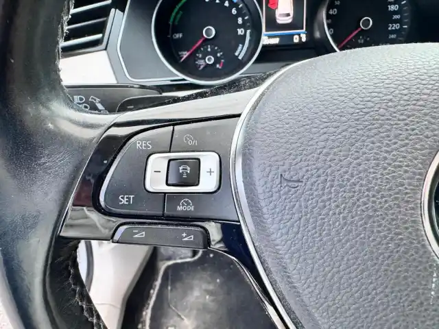 Harmaa Farmari, Volkswagen Passat – YKS-826