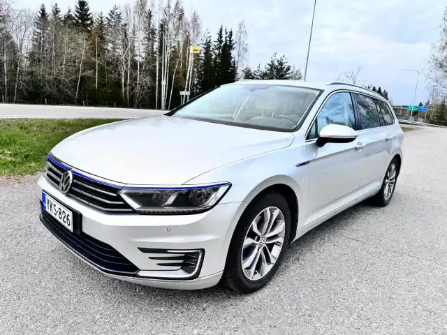 Harmaa Farmari, Volkswagen Passat – YKS-826