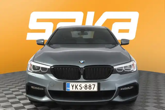 Sininen Sedan, BMW 530 – YKS-887