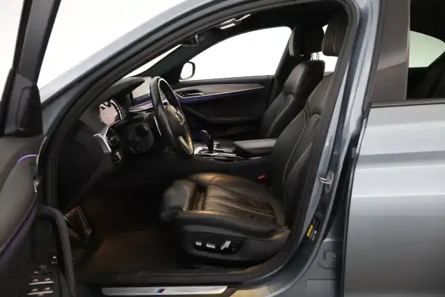 Sininen Sedan, BMW 530 – YKS-887