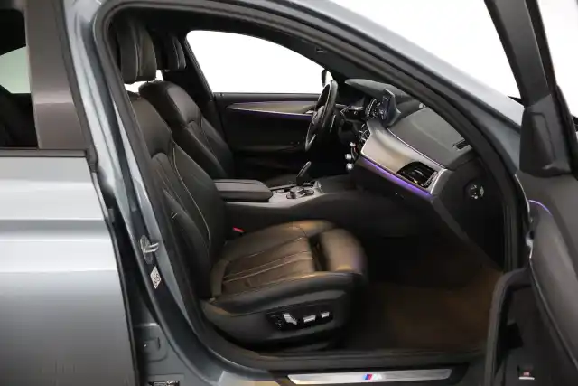Sininen Sedan, BMW 530 – YKS-887