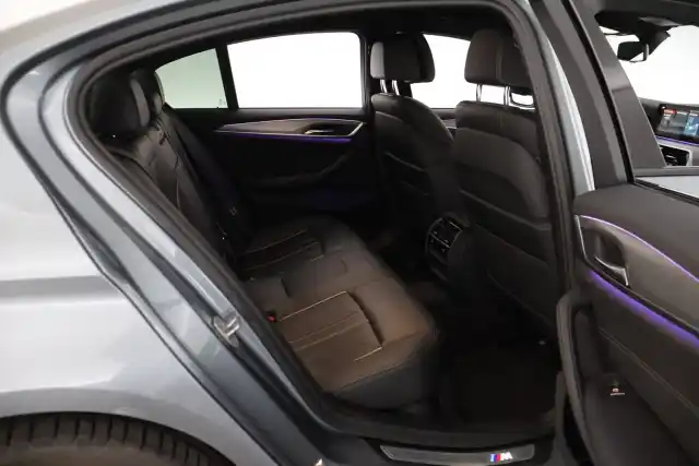 Sininen Sedan, BMW 530 – YKS-887