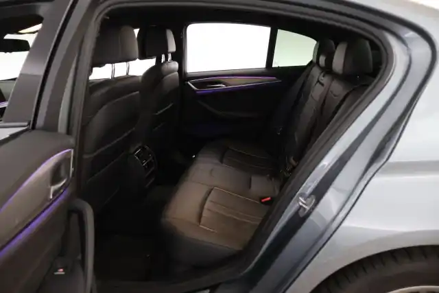 Sininen Sedan, BMW 530 – YKS-887