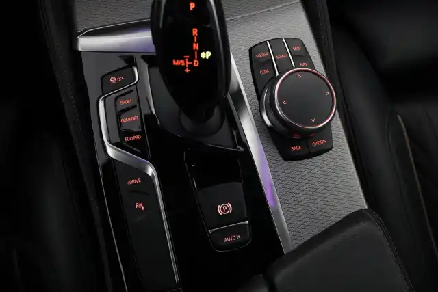 Sininen Sedan, BMW 530 – YKS-887