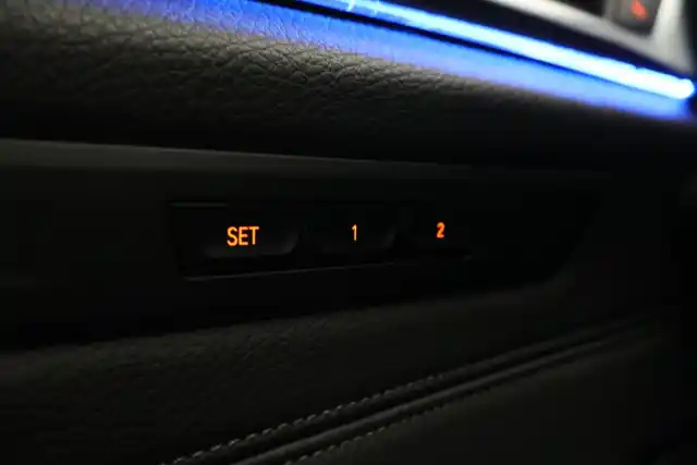 Sininen Sedan, BMW 530 – YKS-887