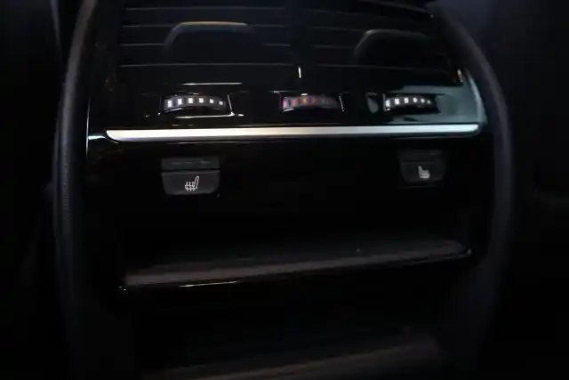 Sininen Sedan, BMW 530 – YKS-887