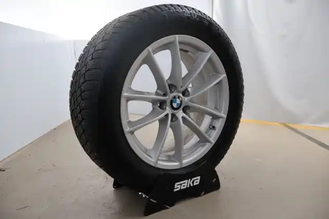 Sininen Sedan, BMW 530 – YKS-887