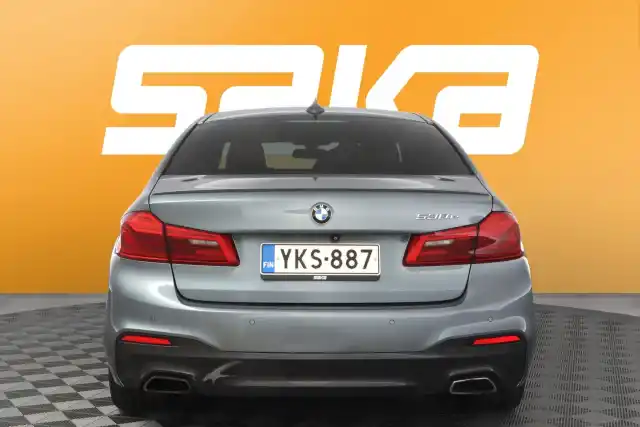 Sininen Sedan, BMW 530 – YKS-887