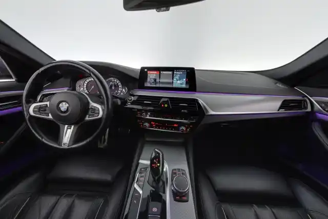 Sininen Sedan, BMW 530 – YKS-887
