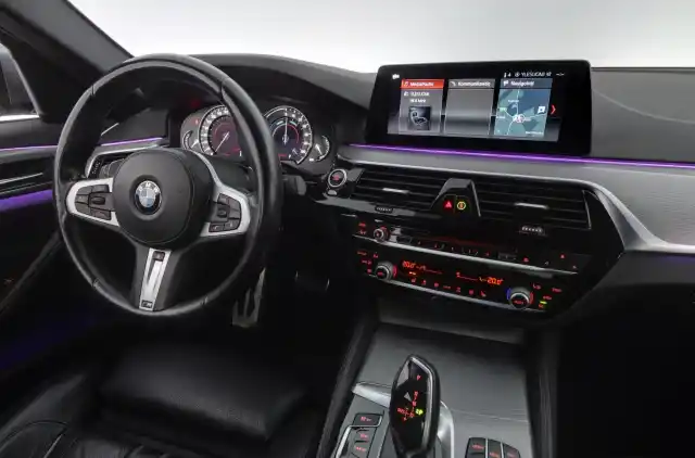 Sininen Sedan, BMW 530 – YKS-887