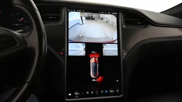 Punainen Viistoperä, Tesla Model S – YKS-921