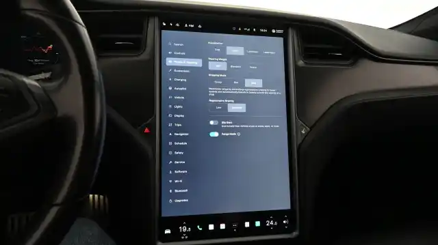 Punainen Viistoperä, Tesla Model S – YKS-921