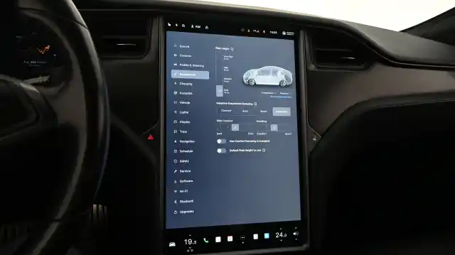 Punainen Viistoperä, Tesla Model S – YKS-921