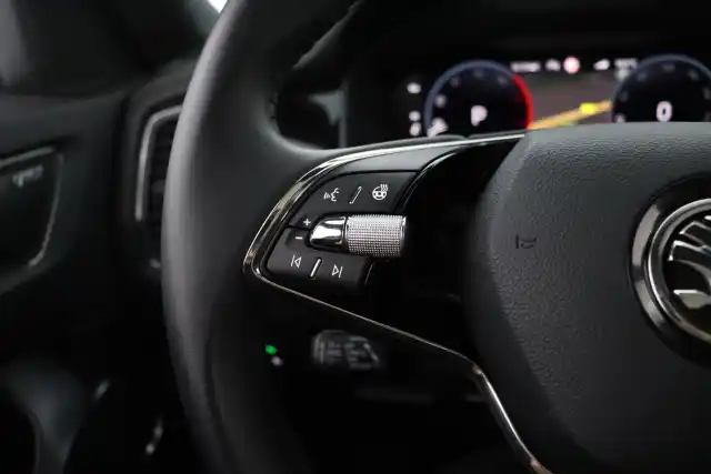 Musta Maastoauto, Skoda Kodiaq – YKS-965