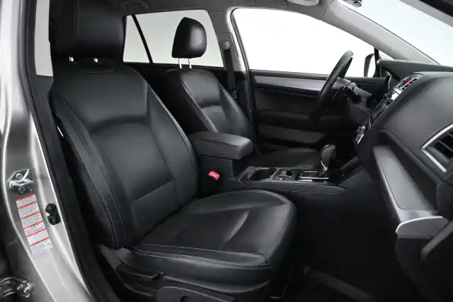 Beige Farmari, Subaru Outback – YKU-501