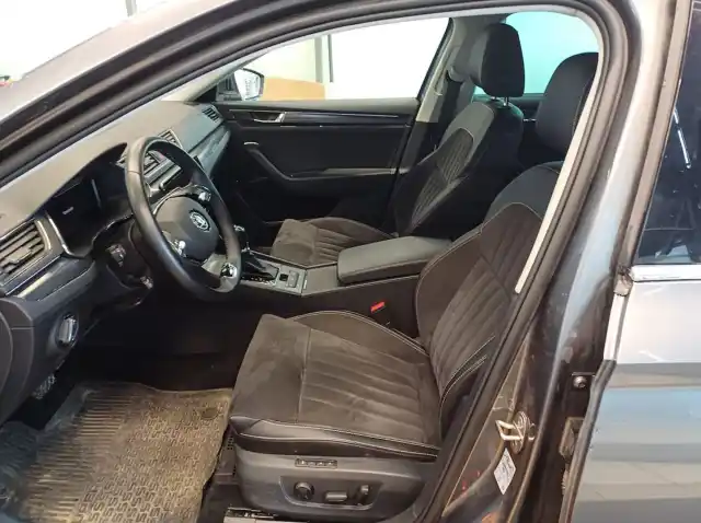 Harmaa Farmari, Skoda Superb – YKX-248