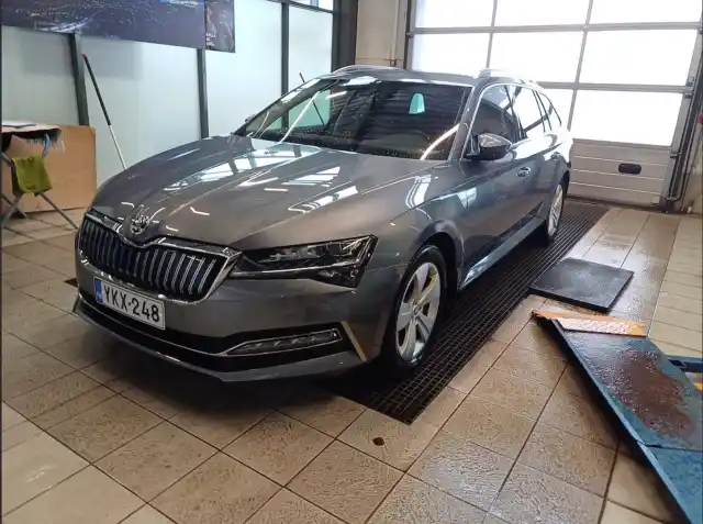 Harmaa Farmari, Skoda Superb – YKX-248