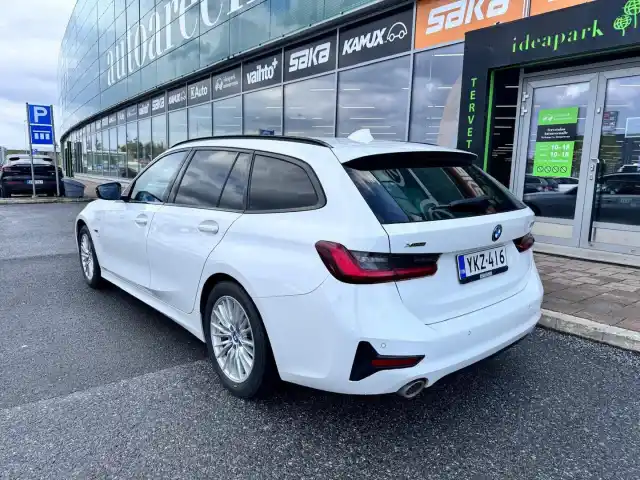 Valkoinen Farmari, BMW 320 – YKZ-416