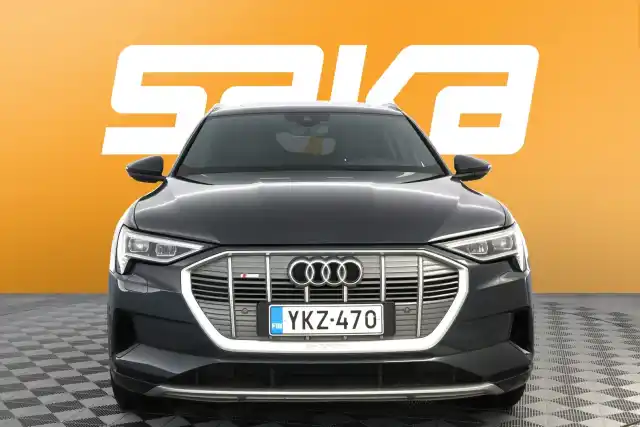 Harmaa Maastoauto, Audi e-tron – YKZ-470