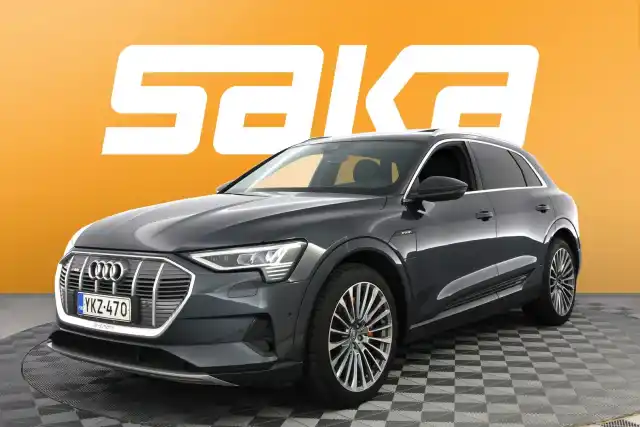 Harmaa Maastoauto, Audi e-tron – YKZ-470