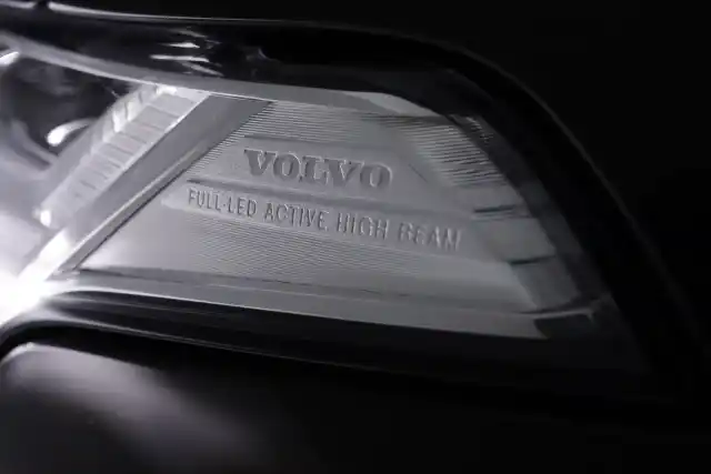 Musta Maastoauto, Volvo XC90 – YLB-676