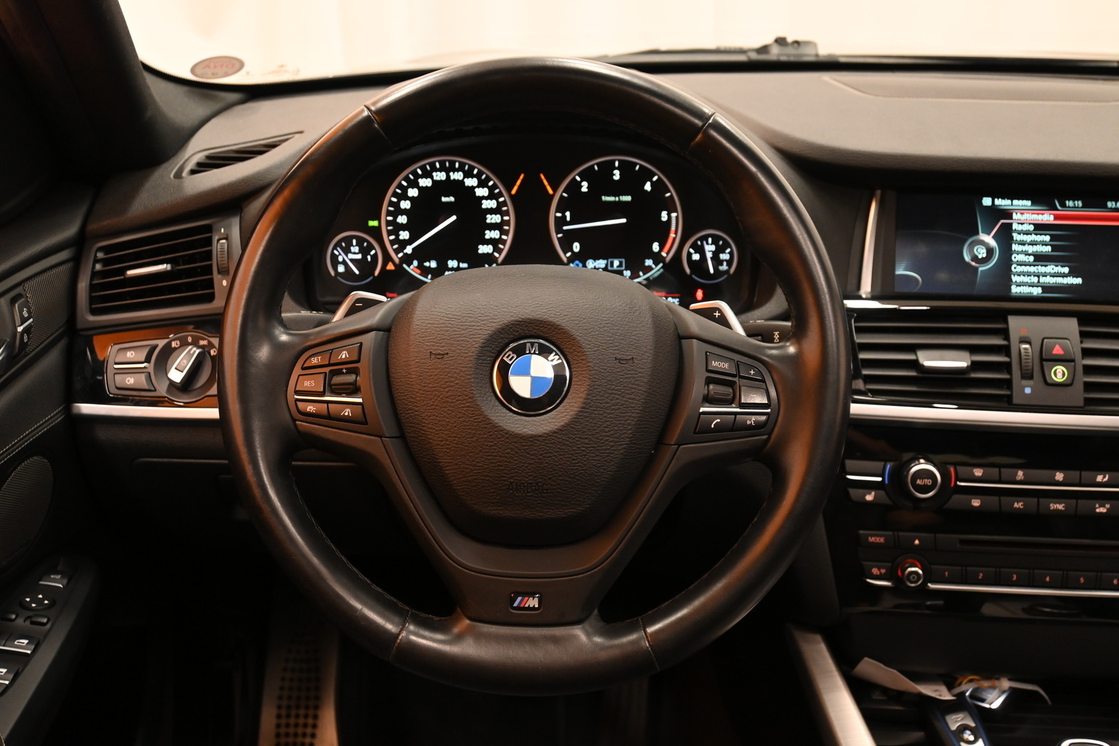 Musta Sedan, BMW X4 – YLB-734