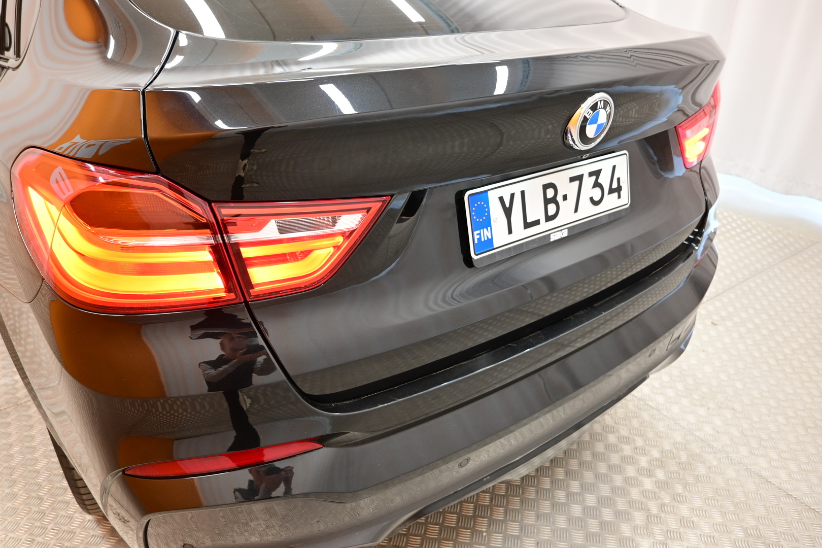 Musta Sedan, BMW X4 – YLB-734