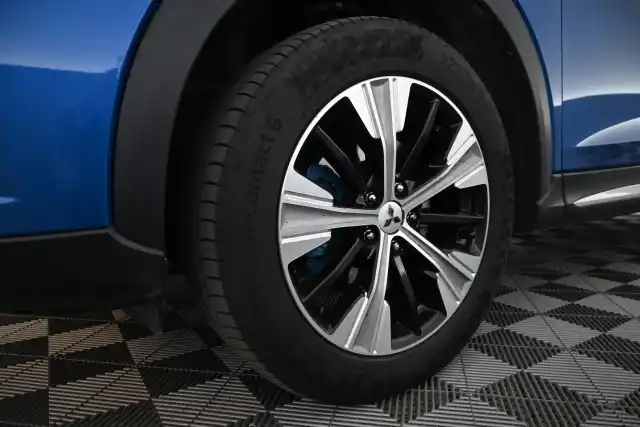 Sininen Maastoauto, Mitsubishi Eclipse Cross – YLC-403