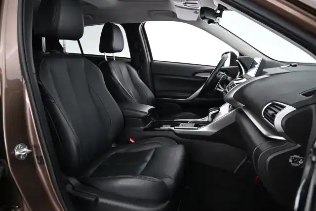 Ruskea (beige) Maastoauto, Mitsubishi Eclipse Cross – YLC-404