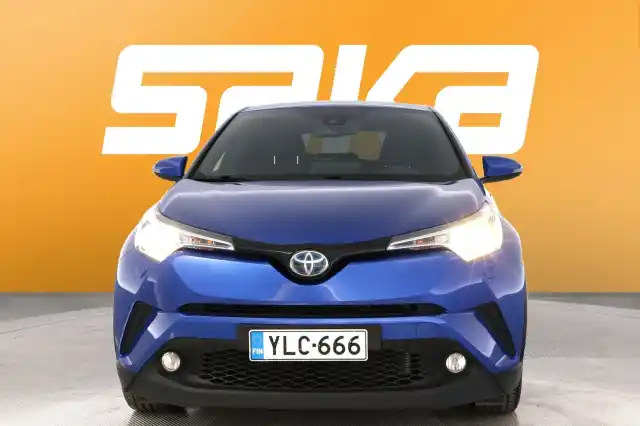 Sininen Maastoauto, Toyota C-HR – YLC-666