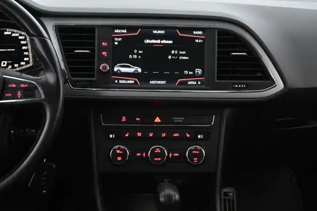 Valkoinen Viistoperä, Seat Leon – YLC-768