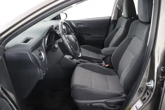 Harmaa Farmari, Toyota Auris – YLE-676