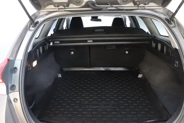 Harmaa Farmari, Toyota Auris – YLE-676