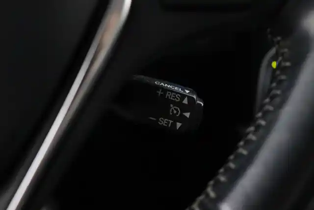 Harmaa Farmari, Toyota Auris – YLE-676