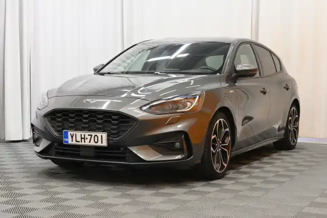 Harmaa Viistoperä, Ford Focus – YLH-701