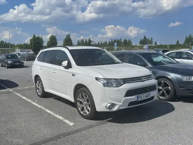 Valkoinen Maastoauto, Mitsubishi Outlander PHEV – YLI-487