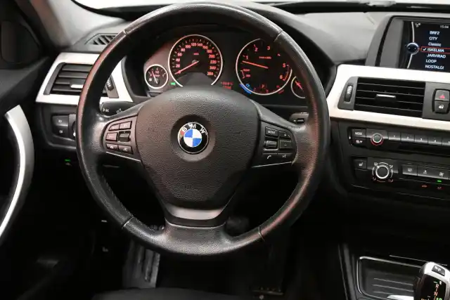 Musta Farmari, BMW 330 – YLI-498