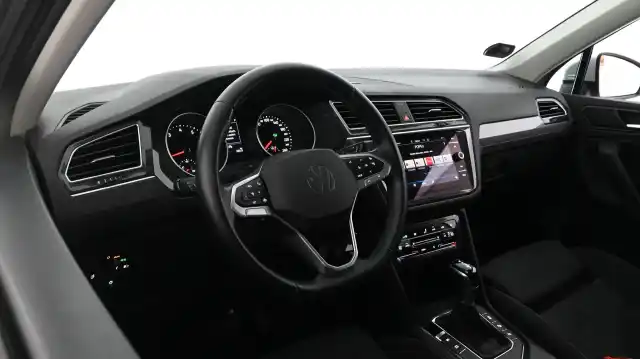 Harmaa Maastoauto, Volkswagen Tiguan – YLJ-270