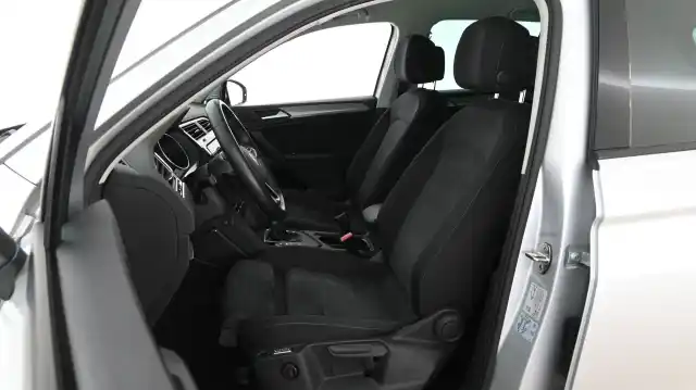 Harmaa Maastoauto, Volkswagen Tiguan – YLJ-270