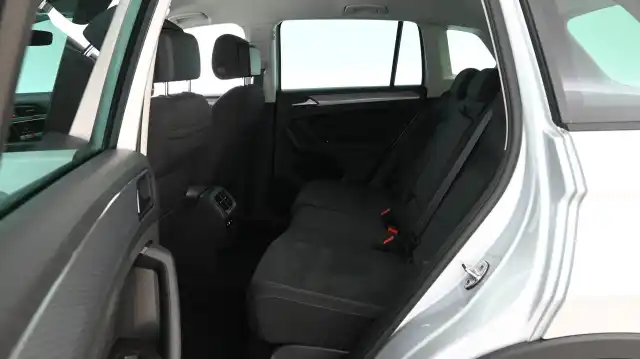 Harmaa Maastoauto, Volkswagen Tiguan – YLJ-270