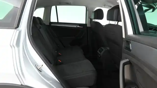 Harmaa Maastoauto, Volkswagen Tiguan – YLJ-270
