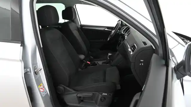 Harmaa Maastoauto, Volkswagen Tiguan – YLJ-270