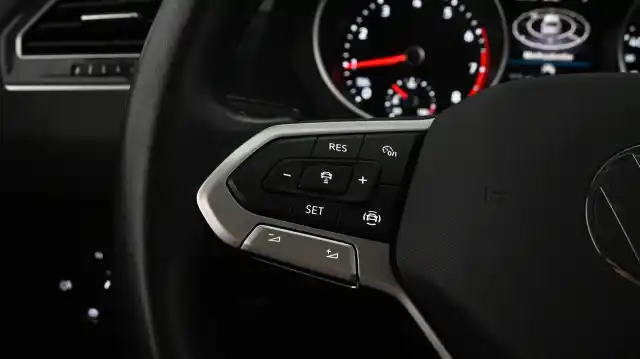 Harmaa Maastoauto, Volkswagen Tiguan – YLJ-270