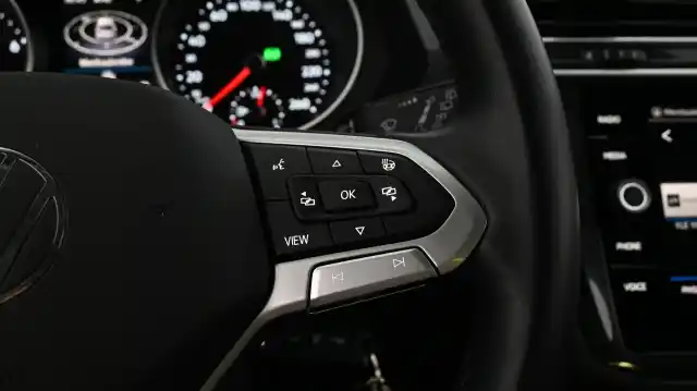 Harmaa Maastoauto, Volkswagen Tiguan – YLJ-270
