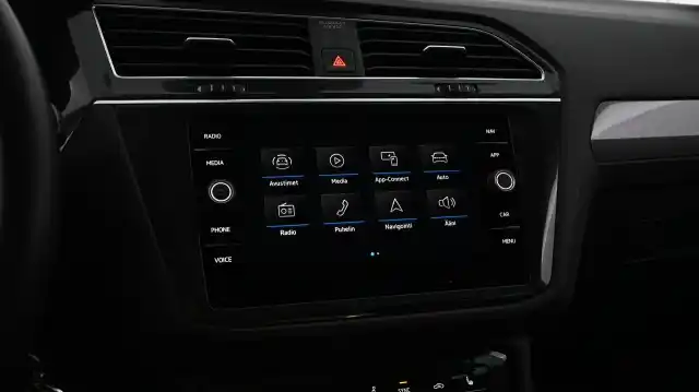 Harmaa Maastoauto, Volkswagen Tiguan – YLJ-270