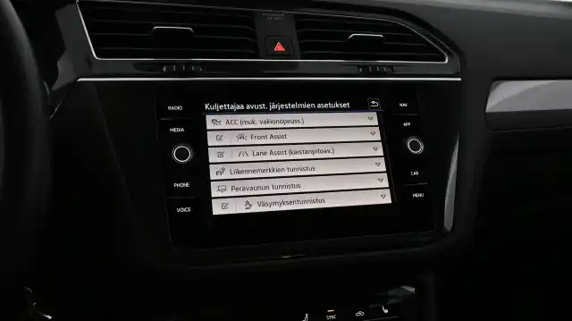 Harmaa Maastoauto, Volkswagen Tiguan – YLJ-270