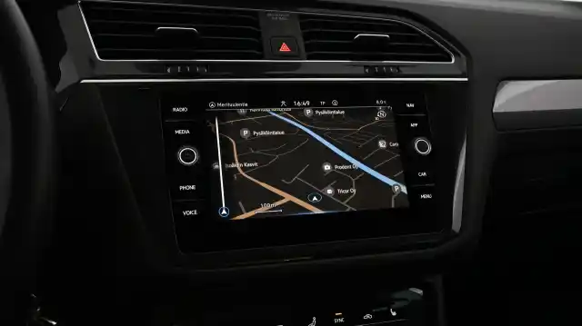 Harmaa Maastoauto, Volkswagen Tiguan – YLJ-270